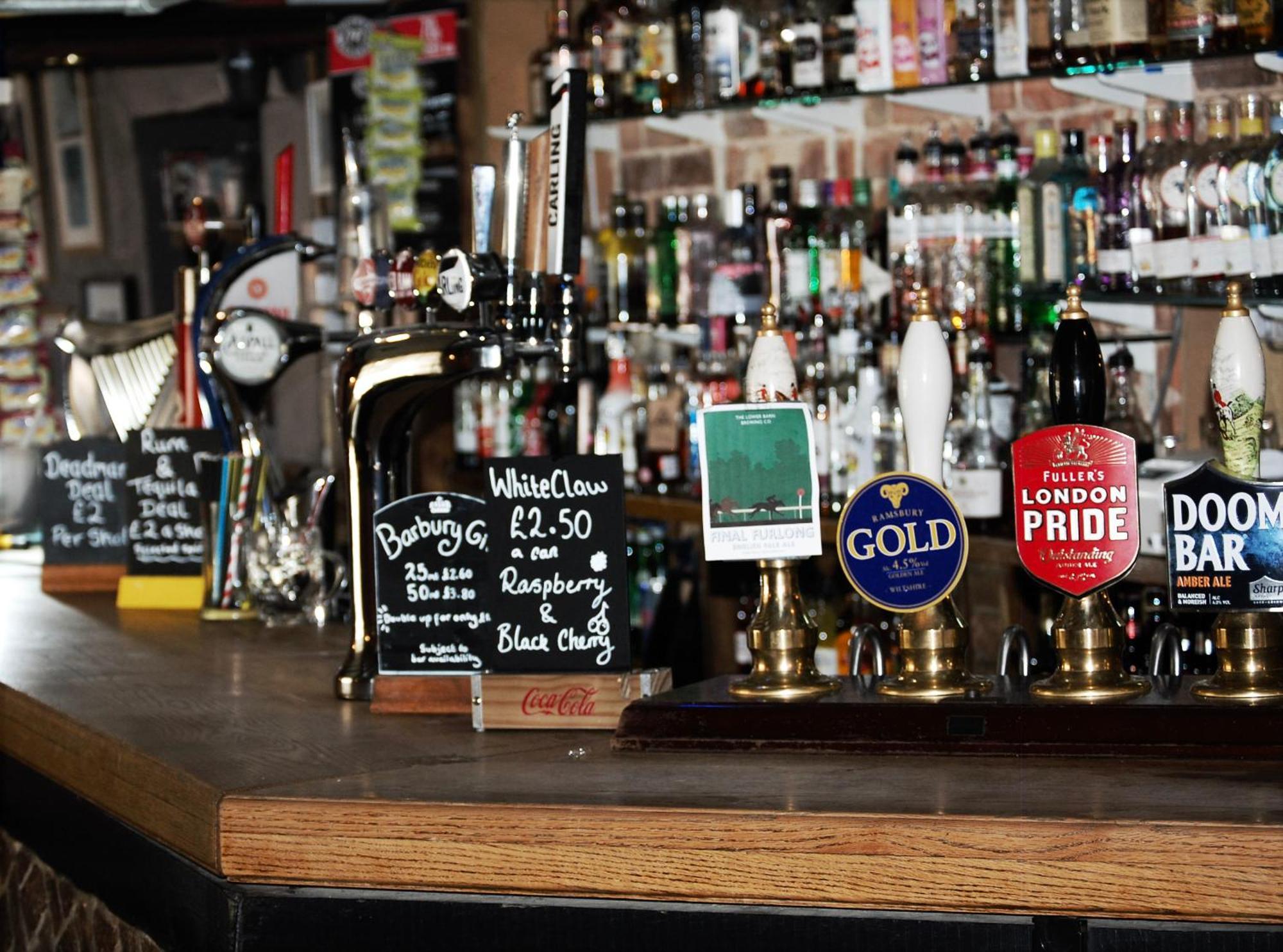 The Crown Aldbourne Hotel Exterior foto