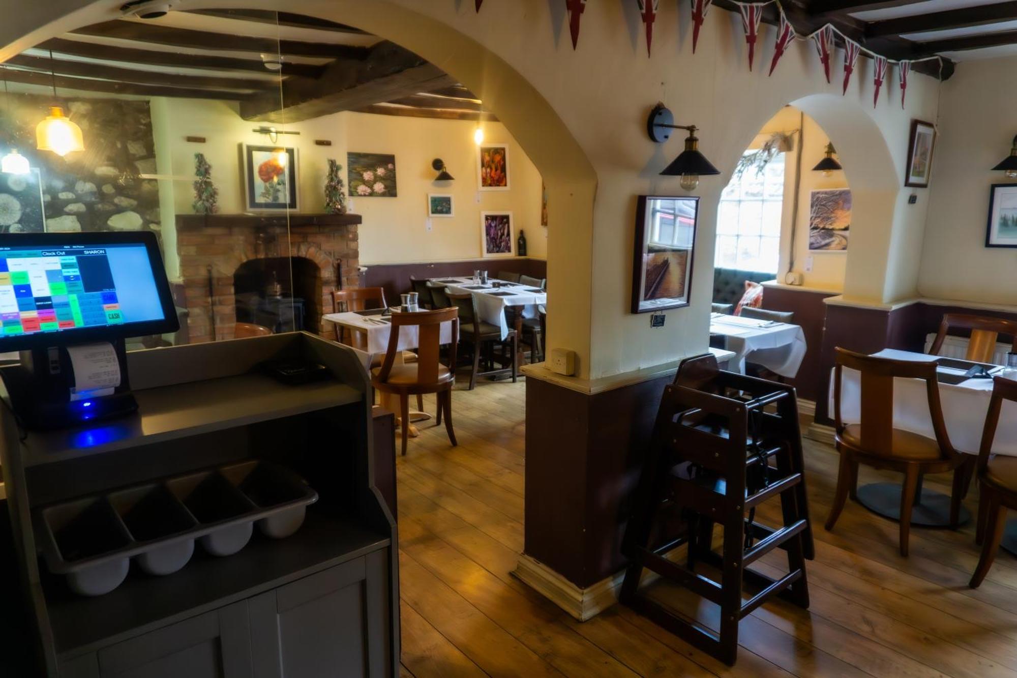 The Crown Aldbourne Hotel Exterior foto