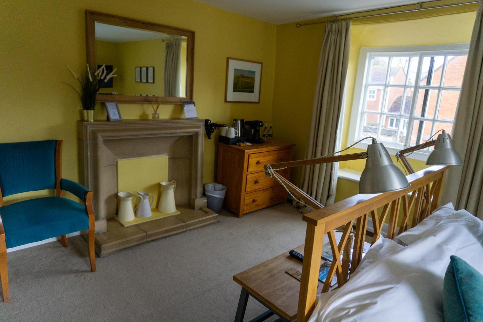 The Crown Aldbourne Hotel Exterior foto